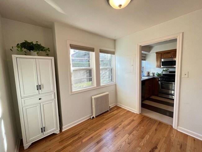 Building Photo - Beautiful 1Bd/ 1Ba Vintage Condo Located in Mt. Tabor! In Unit Laundry, Parking Space, storage un...