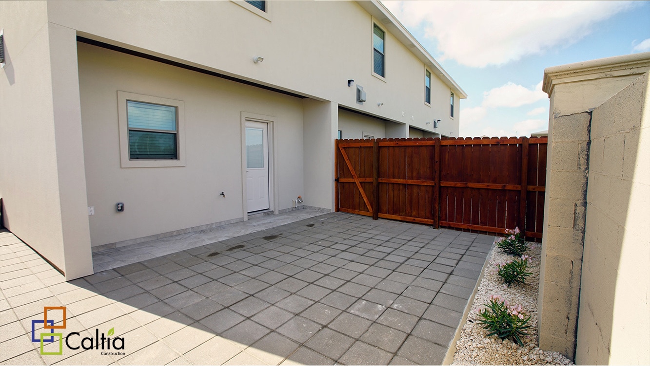 Building Photo - 1021 E La Cantera Ave