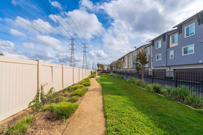 Building Photo - Newer townhome rental located in the gated One Seven Eight community!