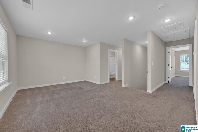 Building Photo - 170 Kings Wy