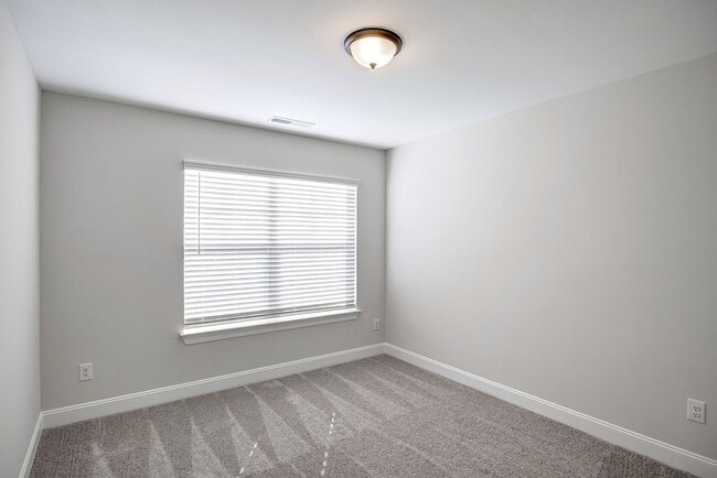 Building Photo - Updated Townhome with 1 Car Garage - close to Southpoint!