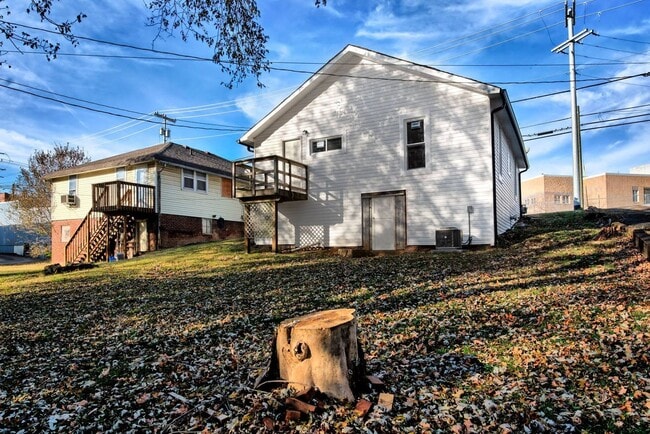 Building Photo - 2 Bedroom Home For Rent Near The Old Train Station!