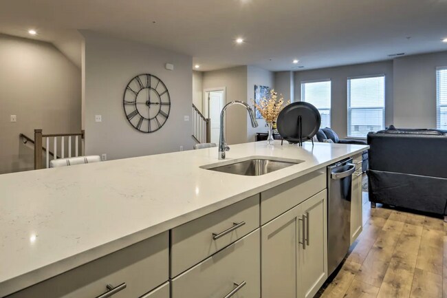 Building Photo - Luxury 3BR/2.5BA Condo w/ Balcony and Rooftop Terrace & Garage – Walk to One Loudoun