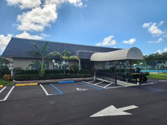 Building Photo - 1560 NW 18th Ave