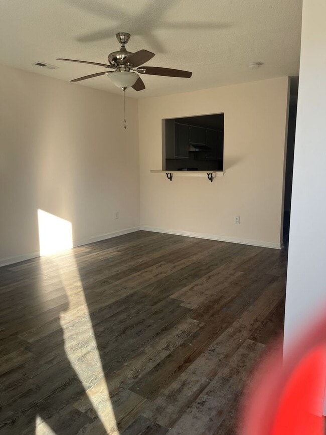 Building Photo - 200 Pinegrove Ct