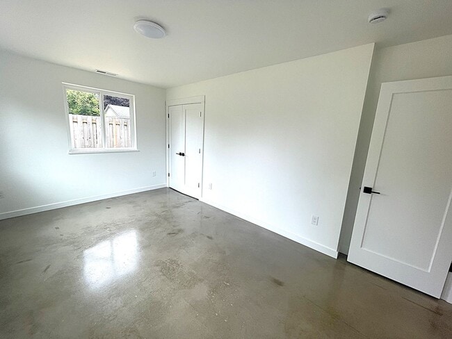 Building Photo - Brand New - 2 bedroom, AC, Full Kitchen, L...
