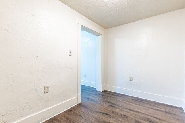 Building Photo - 466 Hays Ave