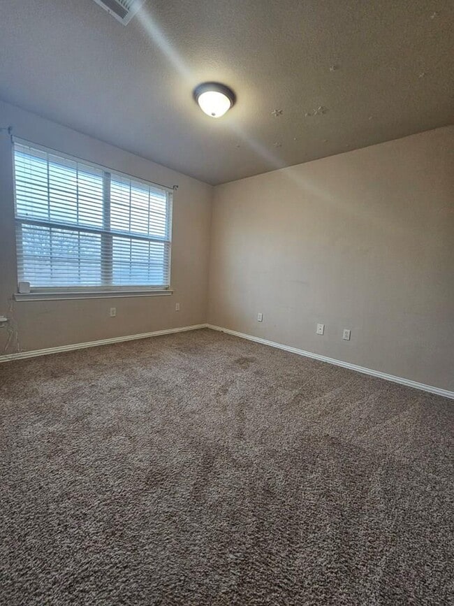 Building Photo - 604 NE Ave E Pl