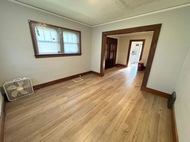 Building Photo - 2 bedroom 1 bathroom house for rent