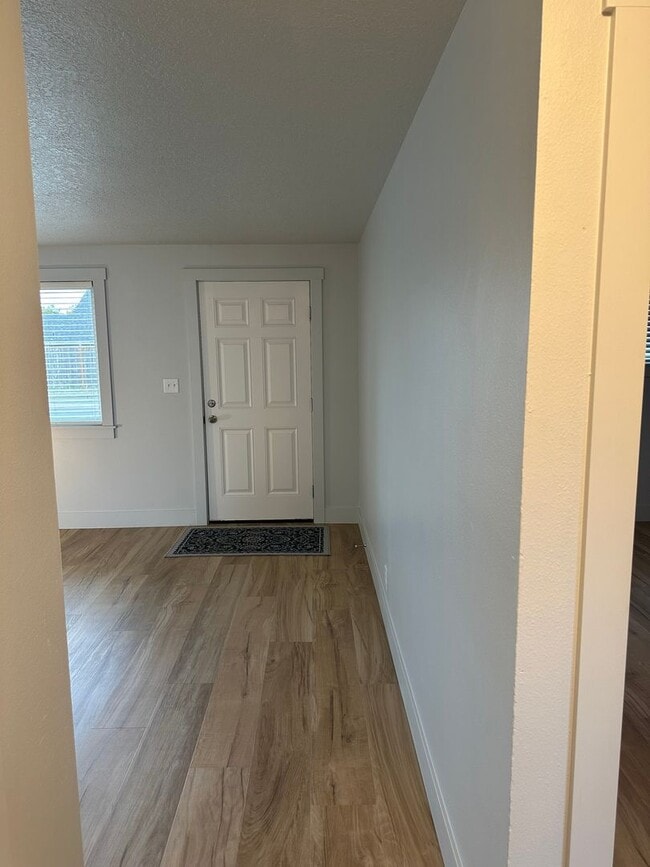 Building Photo - Beautifully updated 2 bed/1bath duplex in ...