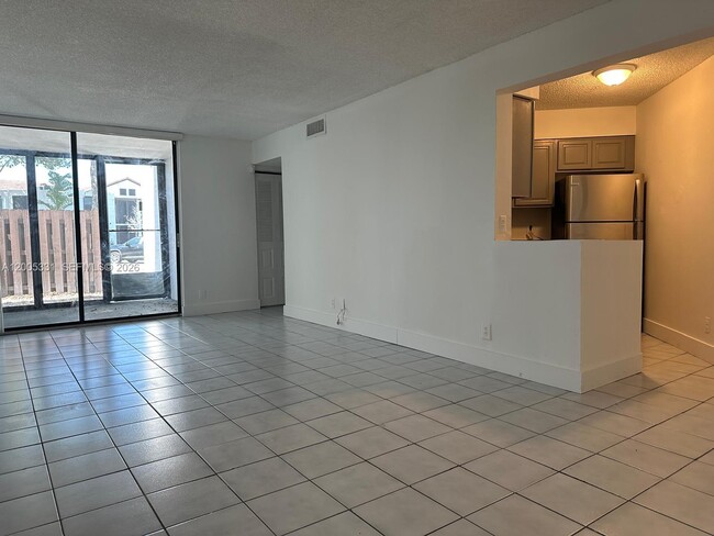 Building Photo - 215 Lake Pointe Dr