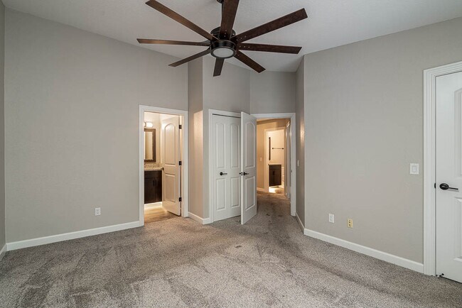 Building Photo - 746 Hilltop Ln