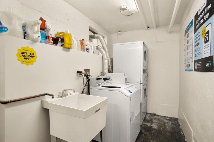 Building Photo - 6522 Phinney Ave N