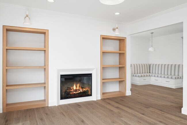 Building Photo - Spacious 3 Bed, 3 Bath