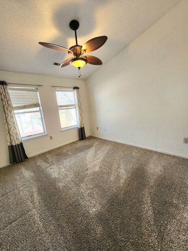 Building Photo - Top Floor Condo in Gated Community!