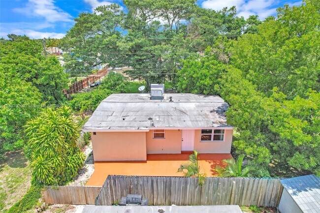 Building Photo - 2435 Plunkett St