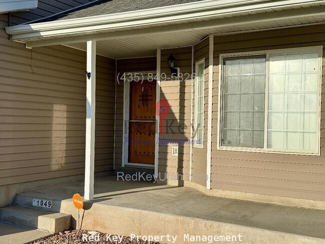 Building Photo - 970 W Single Family Home