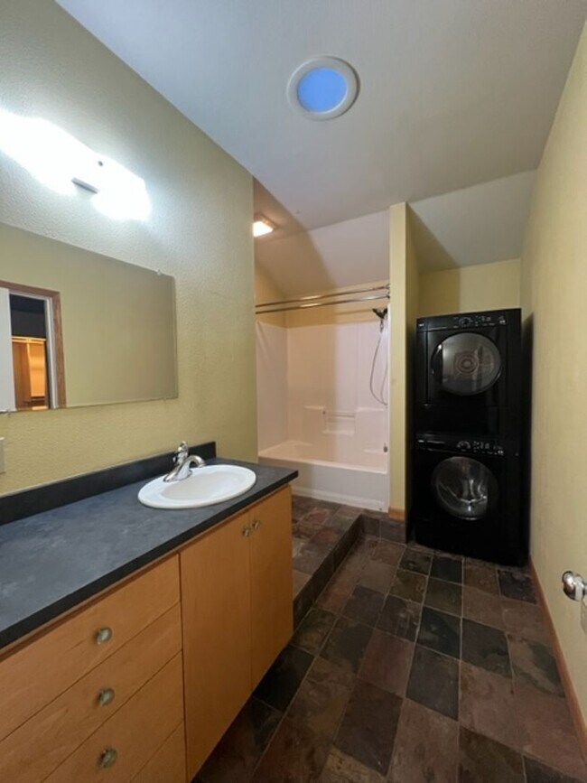 Building Photo - 3030 Park St