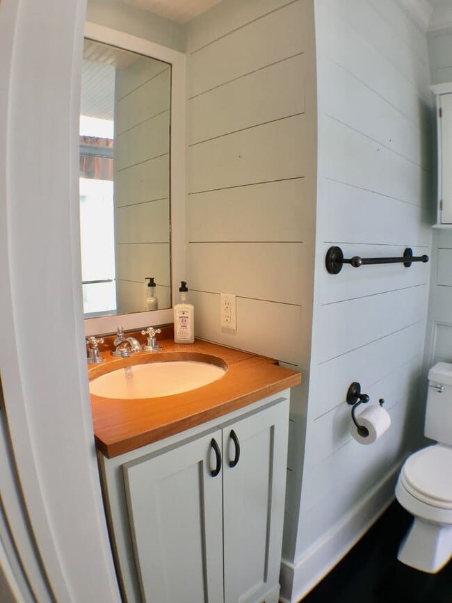 Building Photo - Fully Furnished, All Inclusive 1 Bedroom, 1 Bath Condo In the Heart of Downtown Charleston