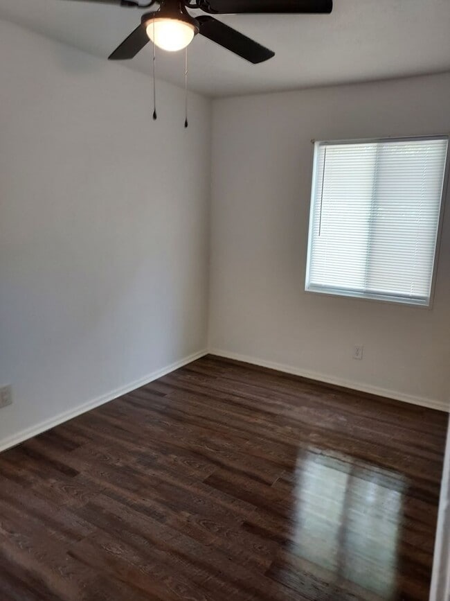Building Photo - Newly remodeled 3/1 walking distance to re...