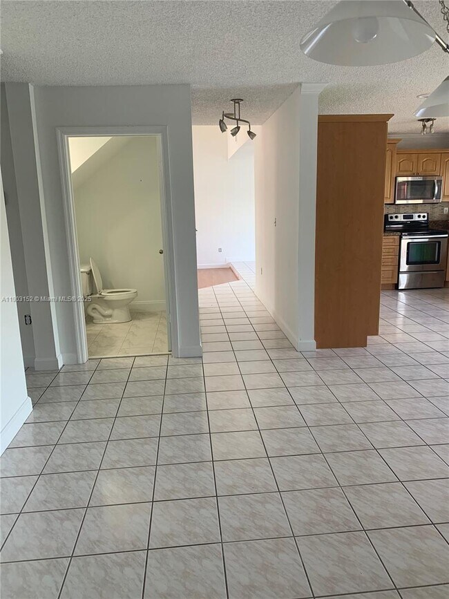 Building Photo - 985 NW 132nd Ct