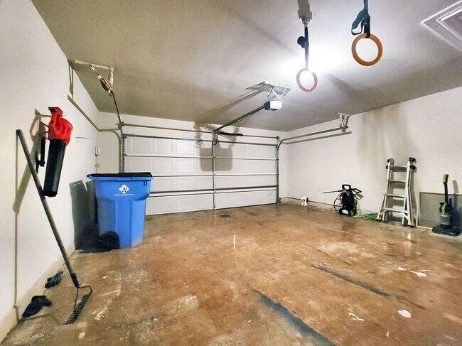 Building Photo - Beautiful Solar-Powered 4BR / 2BA Home – Big Backyard & Modern Kitchen