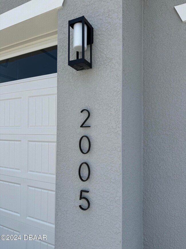 Building Photo - 2005 Divot Dr