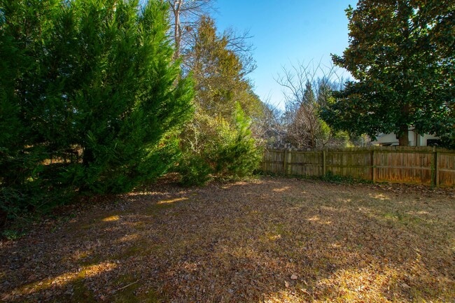 Building Photo - Exceptional 5-Bedroom Residence in the Hea...
