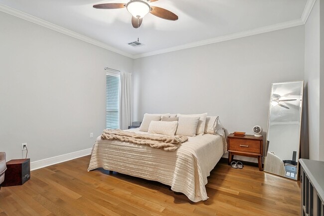 Building Photo - Gorgeous 3 Bed/ 2 Bath Single- Family Home