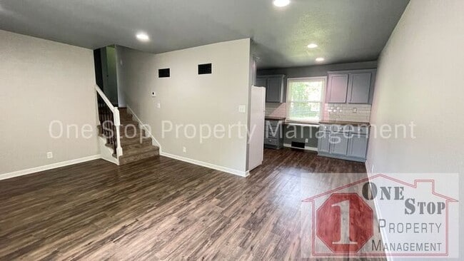 Building Photo - Stunning 3 bedroom, 2 bathroom duplex is L...