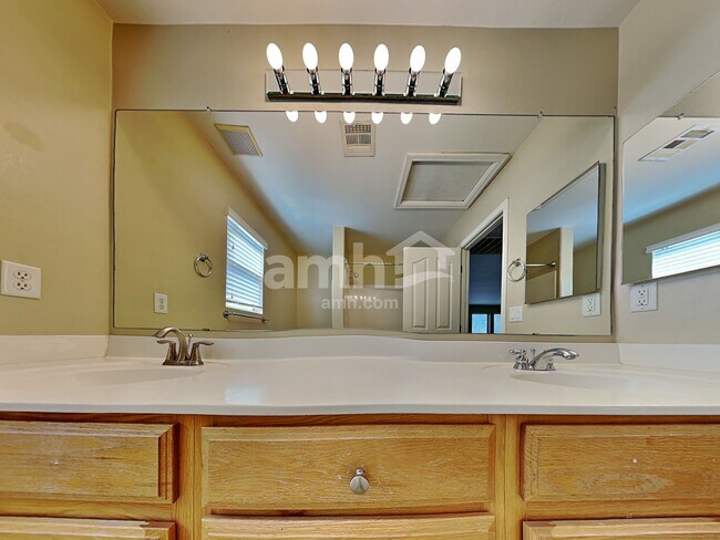 Building Photo - 6803 S 41st Ln