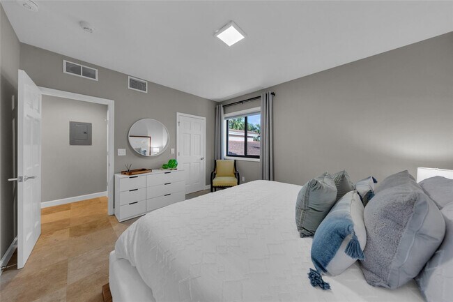 Building Photo - 616 Riviera Isle Dr