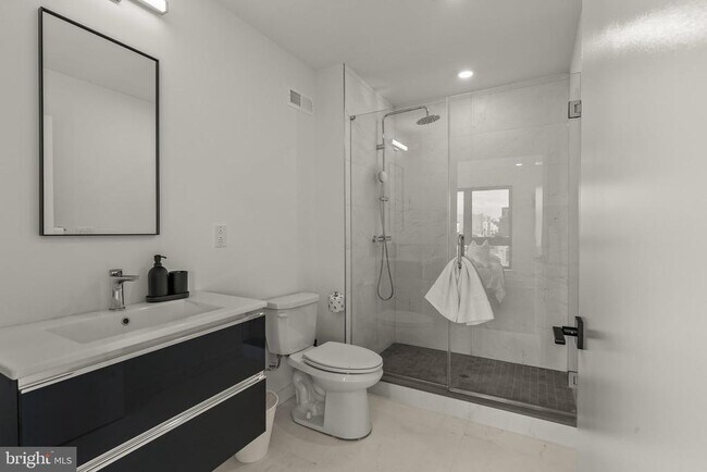 Building Photo - 416 W Girard Ave