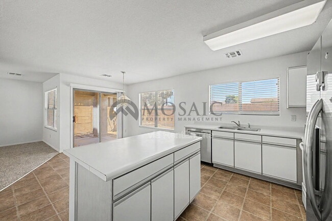 Building Photo - 2232 E Spruce Dr