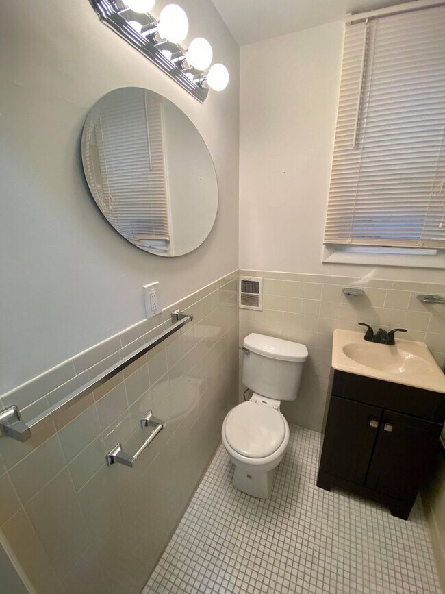 Building Photo - Beautifully Maintained 2br Hampden Townhom...