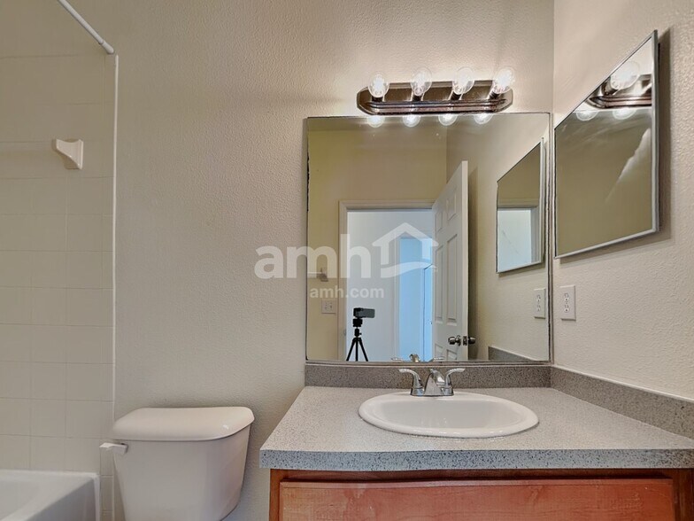 Building Photo - 6019 Blue Sage Dr