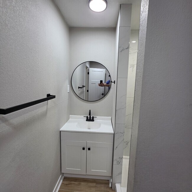 Building Photo - Beautiful 4 bedrooms and 2 full baths home located on E 113th St in Kansas City, MO