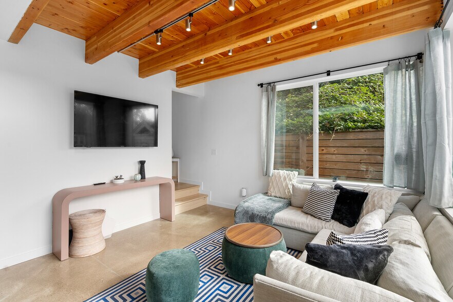 Building Photo - 3590 SW Patton Rd