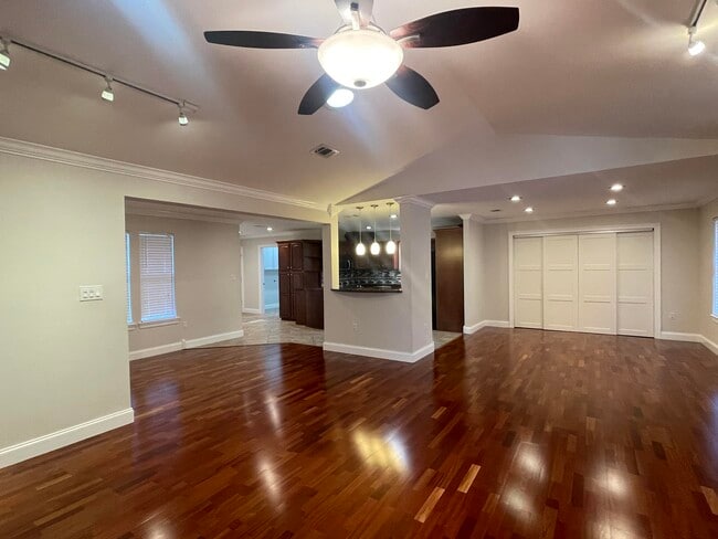 Building Photo - 1624 Oakmont Cir