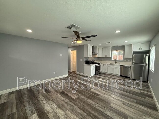 Building Photo - 805 W Yosemite Ave