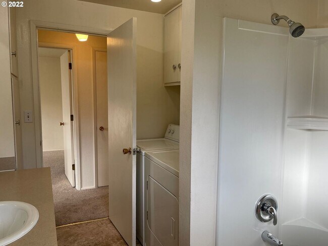 Building Photo - 2 Bedroom 1 Bathroom Home with a Backyard!