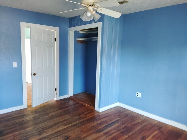 Building Photo - 903 W 8th St