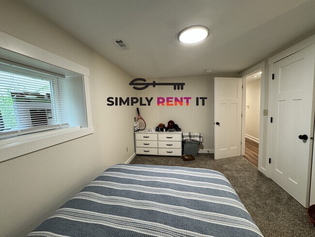 Building Photo - Renovated 2 Bedroom, 2 Bathroom on Campus! Available Jan. 1st!