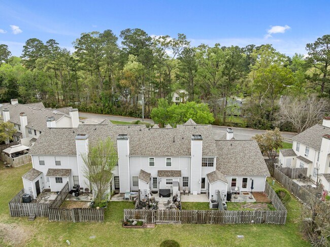 Building Photo - Modern Comfort & Convenience in Regents Green Townhome