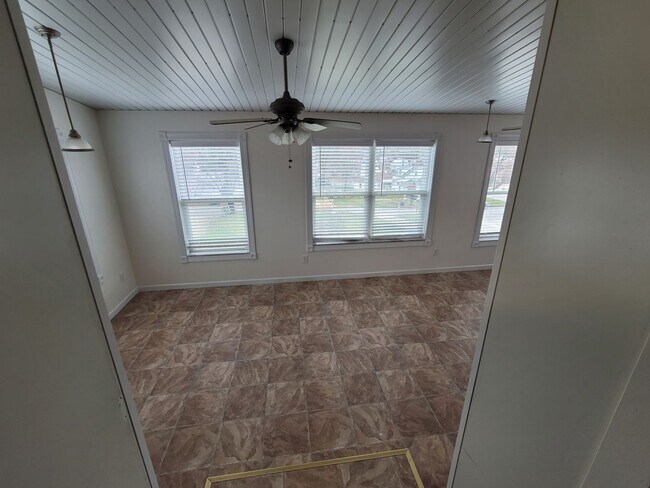 Building Photo - 510 W 5th St