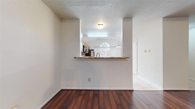 Building Photo - 806 N Willow Dr