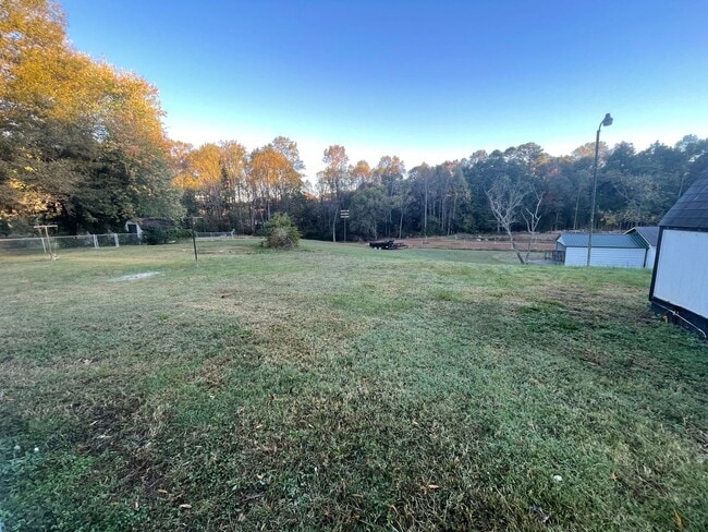 Building Photo - Welcome to this charming 3-bedroom, 1.5-bathroom home located in the desirable Newton, NC.