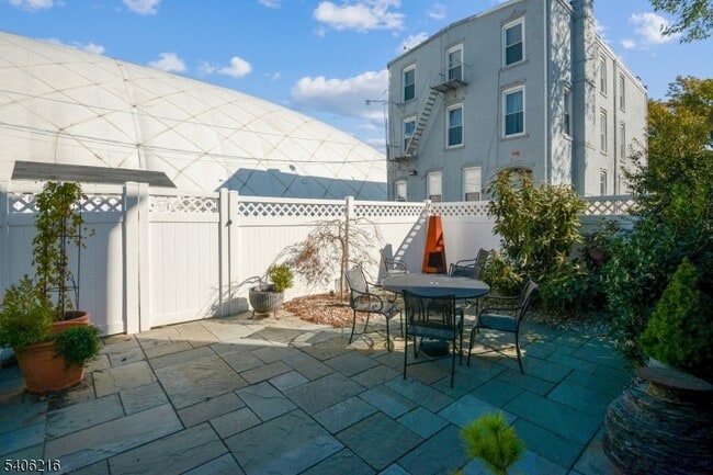 Building Photo - 94 Walnut St