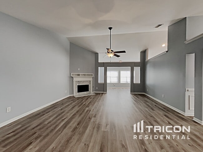 Building Photo - 247 Lantana Dr