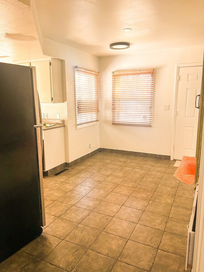 Building Photo - 1721 S Shoshone St